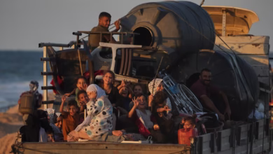 Thousands of Palestinians return to devastated Gaza as ceasefire takes effect