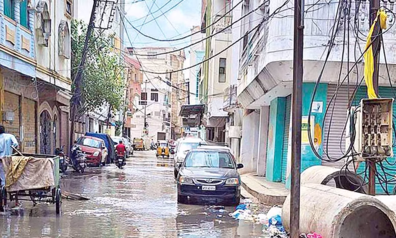 Charminar and Shalibanda residents suffer due to sewage overflow; locals demand immediate action from GHMC
