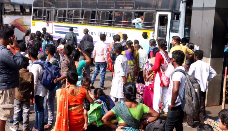 Dasara 2025, TGSRTC special buses, Hyderabad bus stations, extra trains Telangana, MGBS, JBS rush