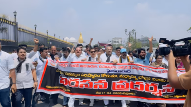 Telangana employees protest, PRC demand Telangana