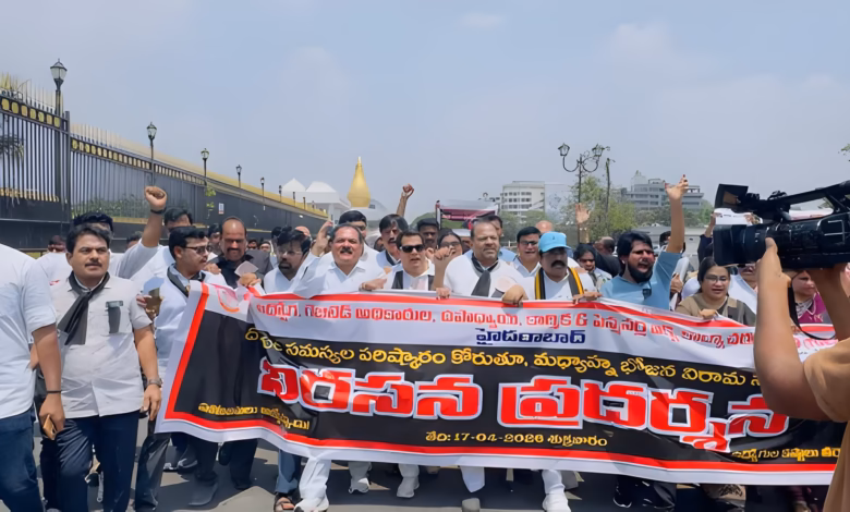 Telangana employees protest, PRC demand Telangana