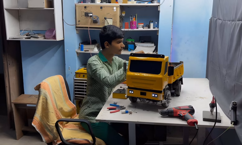 Jharkhand student innovator,  truck safety model